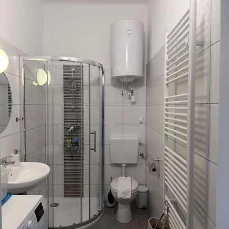 Daire Sunny Garden With Terrace -